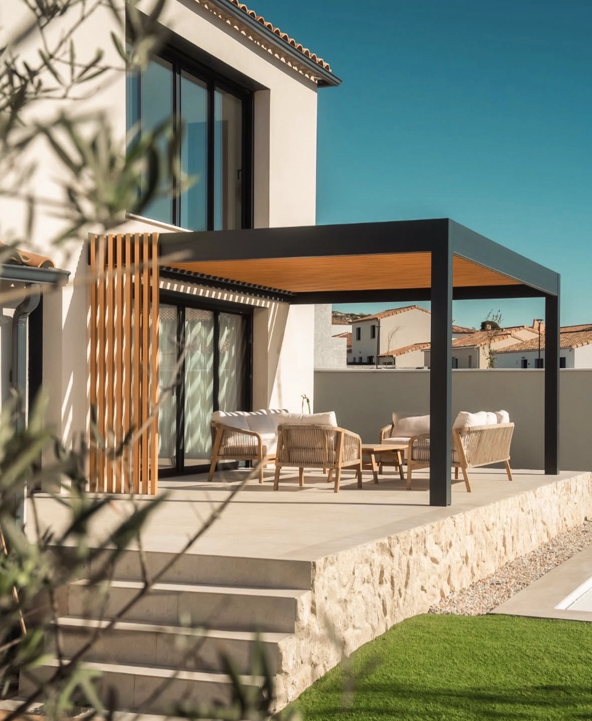 Pergola bioclimatique posée par Horizon Conception